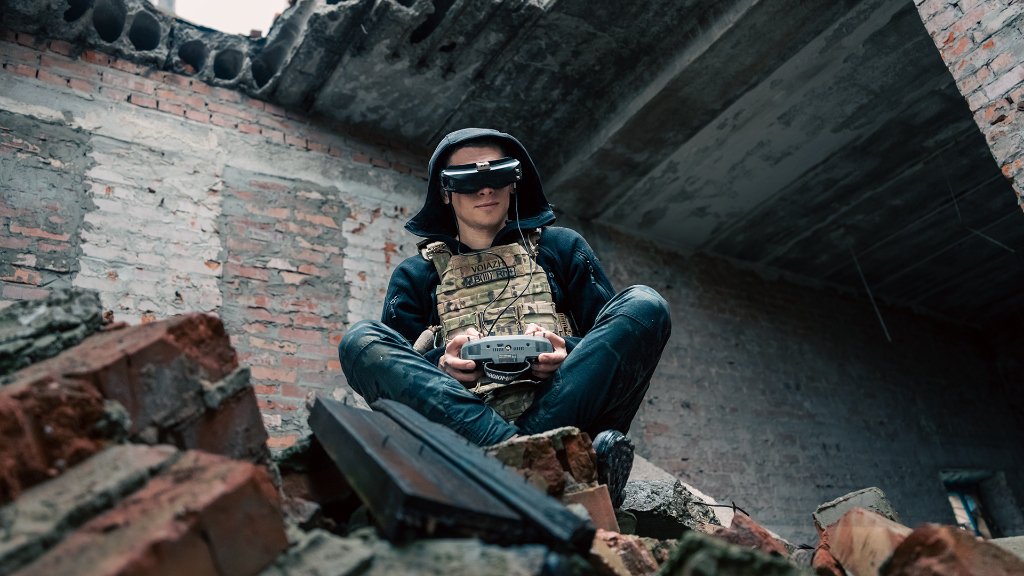 Пілот FPV-дрона підрозділу «Фенікс» на бойовій позиції